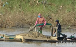Video: Cận cảnh cát tặc "mở hội" rút ruột sông Trà Khúc, bán không hóa đơn