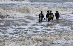 Quảng Trị: Nam sinh lớp 10 bị sóng biển cuốn mất tích