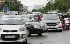 Hà Nội: Taxi, xe công nghệ "đói khách" ngày đầu tái khởi động