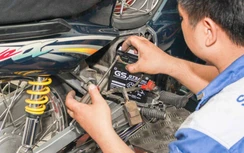 Xe máy để nhà lâu không chạy, có cần thay bình ắc quy?