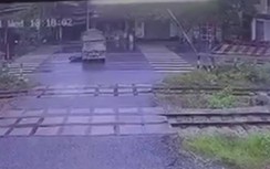 Video: Một người đi xe máy nguy kịch vì đâm vào xe tải sang đường