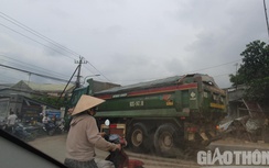 Ồ ạt xe chở cát "có ngọn" phá từ đường liên thôn đến quốc lộ ở Quảng Nam