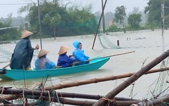 Mưa lũ miền Trung, hàng loạt tuyến đường bị ngập sâu gây ách tắc