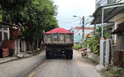 Bình Định: Xe chở cát phá đường, bất chấp biển cấm