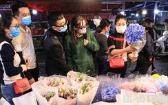 Rộn rã bán mua trong đêm - chợ hoa lớn nhất Hà Nội "hồi sinh" dịp 20/10