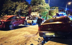 3 xe ô tô và 2 xe máy đâm liên hoàn trên đê Bát Tràng, 4 người bị thương