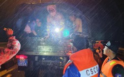 19 người mắc kẹt trên QL1 trong đêm được CSGT Quảng Nam giải cứu