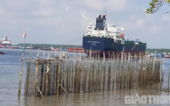 TP.HCM: Chìm sà lan trên sông Gò Gia, 1 người mất tích