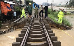 Cận cảnh đường sắt Bắc Nam qua Quảng Nam - Quảng Ngãi bị mưa lũ "đánh" hỏng