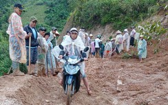 Mở đường phá thế cô lập các xã ở Quảng Nam - Quảng Ngãi sau mưa lũ