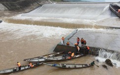 Đoàn công tác Sở GTVT mắc kẹt giữa đập tràn đã vào bờ, 1 người vẫn mất tích