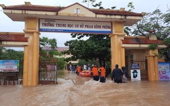 Hàng chục học sinh Quảng Trị “mắc kẹt” ở trường do mưa lớn