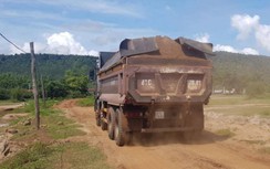 Gia Lai: Xe tải chở cát phá nát đường liên xã