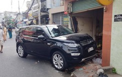 TP.HCM: Xe Range Rover leo vỉa hè tông chết người, húc sập tường nhà dân