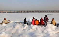 Video: Bọt độc hại trắng xoá sông Ấn Độ, người dân vẫn ngụp lặn ngâm mình
