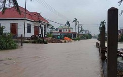 Lũ lên đột ngột, hàng trăm nhà dân ở Quảng Ngãi ngập chìm trong biển nước