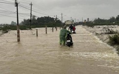 Nước tiếp tục bủa vây nhiều khu vực ở Bình Định, đã có người chết do lũ