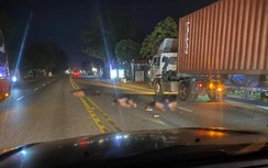 Video: Xe máy đấu đầu xe container, 3 học sinh đi đá bóng về gặp nạn