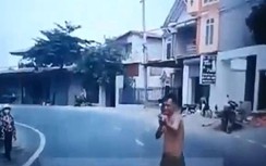 Thông tin ban đầu về video người đàn ông cầm vật giống súng chặn đường ô tô