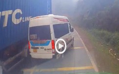 Video: Xe limousine lật nghiêng sau khi lấn làn, vượt ẩu tông xe container