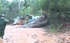 Quảng Nam: Sạt lở đồi đè sập 4 ngôi nhà cùng tiếng nổ lớn