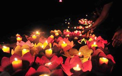 Người dân Hà Nội tắt đèn, thắp nến tưởng niệm người mất do Covid-19