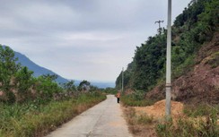 Quảng Ninh: Lạ kỳ chôn cột điện trên hệ thống thoát nước đường giao thông