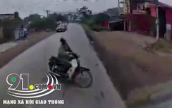 Video: Kinh hoàng người đàn ông đi xe máy sang đường bị xe tải tông tử vong