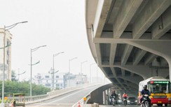 Vì sao đường lên xuống cầu cạn Mai Dịch - Nam Thăng Long độ dốc khác nhau?