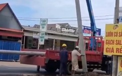 Video: Khoảnh khắc tài xế xe tải cẩu tử vong khi đang cẩu cột điện để chôn