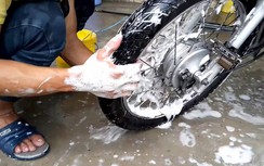 Rửa xe máy đúng cách để bảo vệ xe