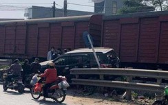 Hà Nội: Ô tô bị tàu hoả tông văng, tài xế may mắn thoát nạn