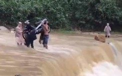 Video: Thót tim cảnh người dân "cưỡi" xe máy vượt dòng thác lũ ở Quảng Nam
