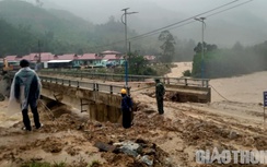 Mưa lũ cuốn trôi mố cầu, nhiều tuyến đường sạt lở, ngập lụt ở Quảng Nam