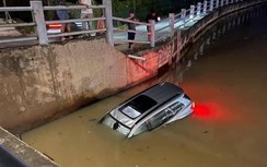 Video: Ô tô 7 chỗ lao như tên bắn xuống kênh nước ở nội ô Biên Hoà
