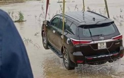 Quảng Nam: Xế hộp bị nước lũ cuốn trôi, tài xế thoát chết trong gang tấc