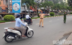 Bạc Liêu: Người dân ngỡ ngàng khi bị CSGT tuýt còi kiểm tra "thẻ xanh"