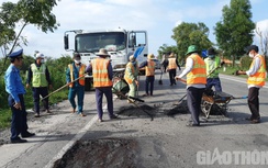 Quảng Ngãi: Đốc thúc các nhà thầu khắc phục ổ gà mặt đường QL1 đảm bảo ATGT