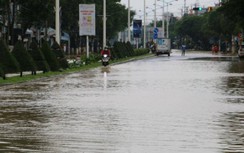 Đường vào thành phố Nha Trang ngập sâu, sạt lở, đi lại khó khăn