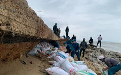 Biện pháp nào ngăn chặn sạt lở bờ biển "uy hiếp" nhà dân ở Quảng Ngãi?
