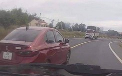 Video: Thót tim xế hộp vượt ẩu, tạt đầu xe khác suýt gây tai nạn ở Đắk Nông