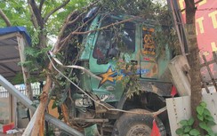 Hà Nội: Đấu đầu với ô tô BMW, xe tải tông đổ tường rào trường tiểu học