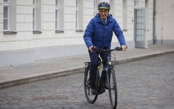 Đức: Không cầu kỳ, màu mè, Tân Bộ trưởng đi xe đạp nhậm chức