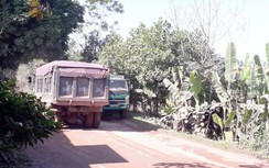 Thái Nguyên: Xe tải mỏ đất trái phép cày nát đường nông thôn