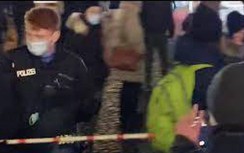 Video: Cảnh sát Đức dùng thước đo khoảng cách phòng dịch giữa người dân