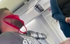 Hành khách bị hãng bay “cấm cửa” vì dùng đồ lót nữ làm khẩu trang