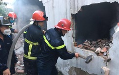 Cháy lớn tại kho hàng chứa phế liệu, cảnh sát đập tường để dập lửa