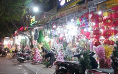 TP.HCM: Những tuyến phố bán đồ trang trí Noel lung linh đèn hoa... vẫn ế