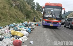 Rùng mình cảnh rác thải dồn đống kéo dài cả trăm mét trên QL1 Quảng Ngãi