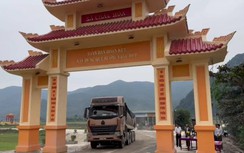 Quảng Bình: Bất chấp biển cấm, xe tải “khủng” chở hàng đi đường liên xã
